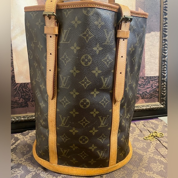 Authentic Louis Vuitton Bucket GM - Picture 4 of 15